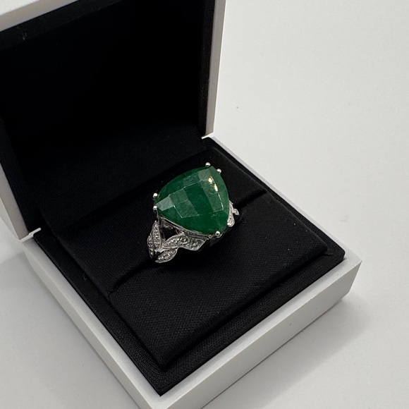 925 Silver Dyed Emerald with White topaz accent stones. Ring Size 7 - Picture 3 of 10